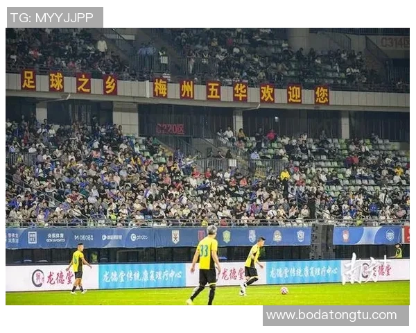 足球明星摩托在上海激情四溢引发球迷热潮与城市狂欢盛宴